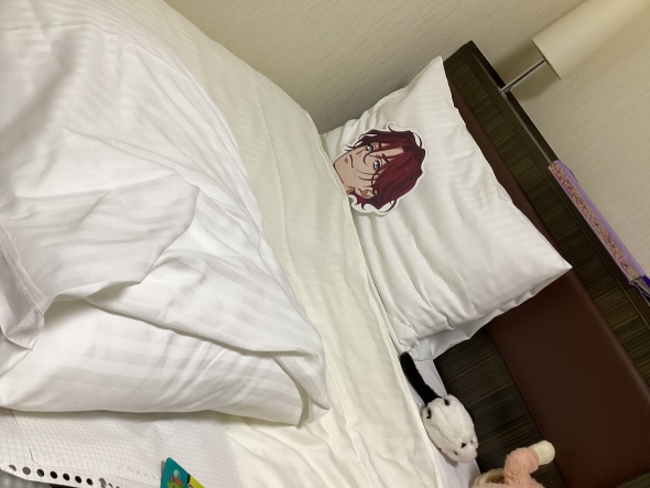 キレイにベッドメイクされたホテルの部屋