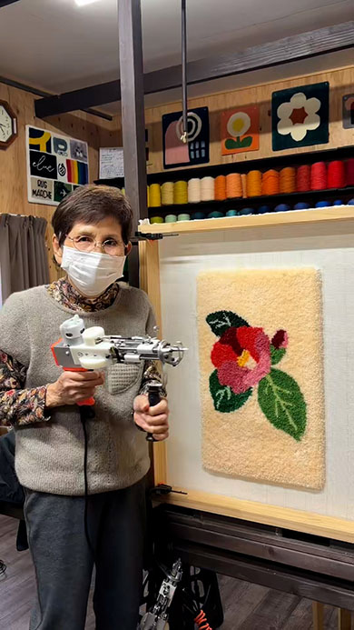 タフティングガンを持つおばあちゃん