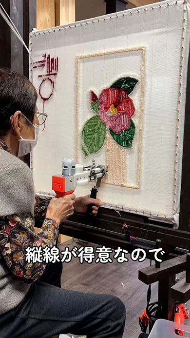 タフティングをするおばあちゃん