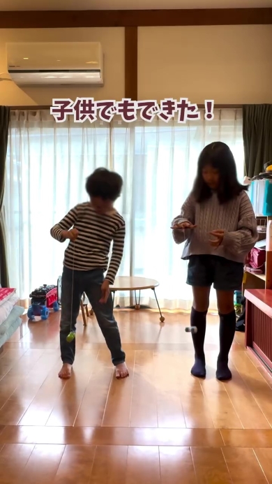 ヨーヨーで遊ぶ子どもたち