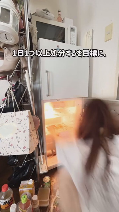 「汚部屋」を片付ける女性