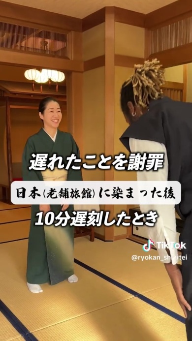 おじぎをしながら謝罪