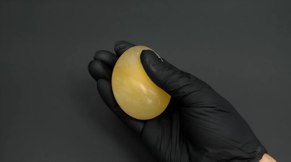 生卵をお酢に浸ける実験