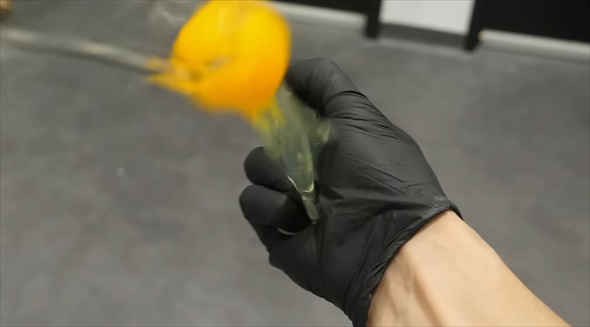 生卵をお酢に浸ける実験