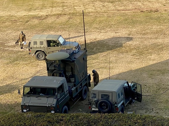リゾートホテルのすぐ近くで展開した陸上自衛隊通信部隊の車両