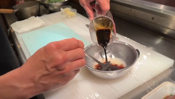 鶏がらスープの素を溶いた料理酒に専醤しょうゆを加えて地を作る