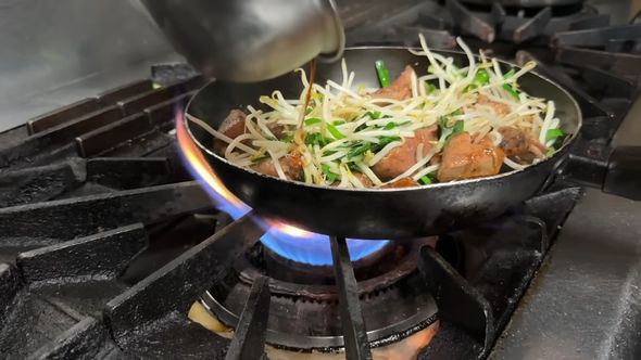 地も追加して野菜と豚レバーを炒める