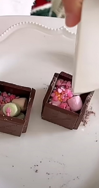 お菓子を詰める様子