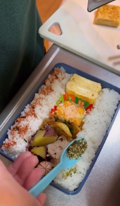 2種類のふりかけをかけます