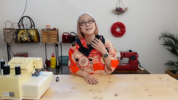 完成したスヌードを身に着ける女性