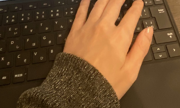 ノートパソコンで仕事中