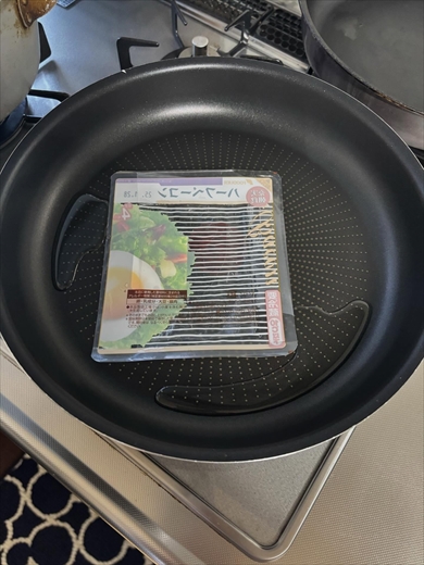 ベーコンを焼こうをしたらパッケージをフライパンへ