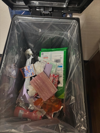 ベーコンを焼こうをしたらパッケージをフライパンへ