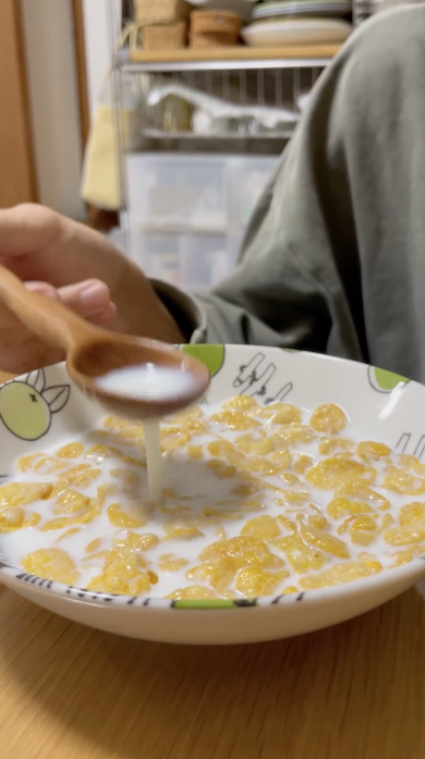 穴あきスプーンで牛乳をすくう