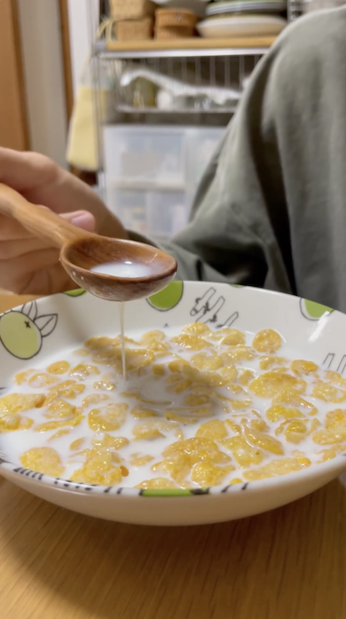 穴あきスプーンで牛乳をすくう