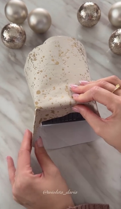 プレゼントを包装紙で包む