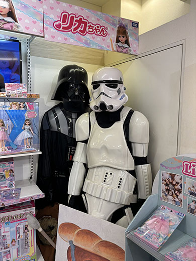リカちゃん人形に囲まれたベイダー卿とトルーパー