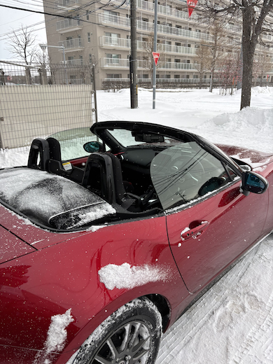 マツダロードスターが積雪の中オープンカー状態