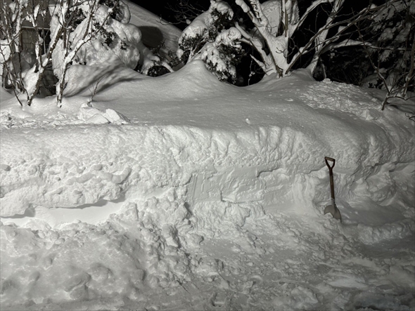 雪壁をサクッと削ってジンギスカン会場を設営