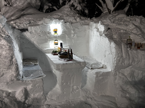 雪壁をサクッと削ってジンギスカン会場を設営