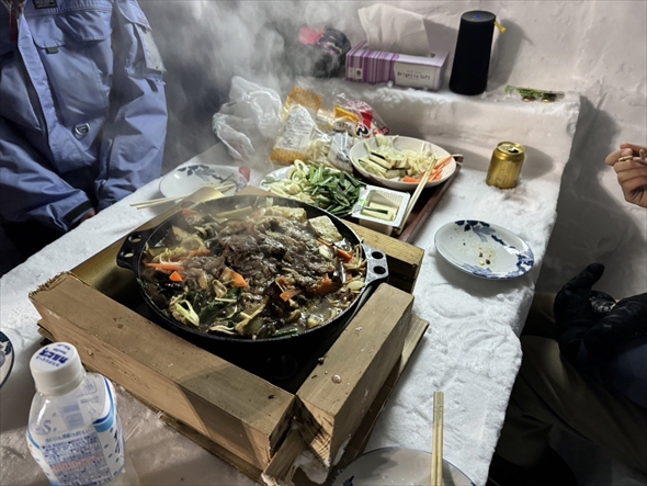 雪壁をサクッと削ってジンギスカン会場を設営