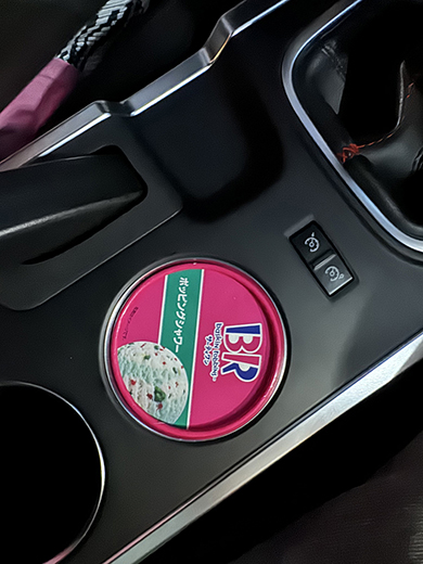 ドライブ中にアイスを買った結果……