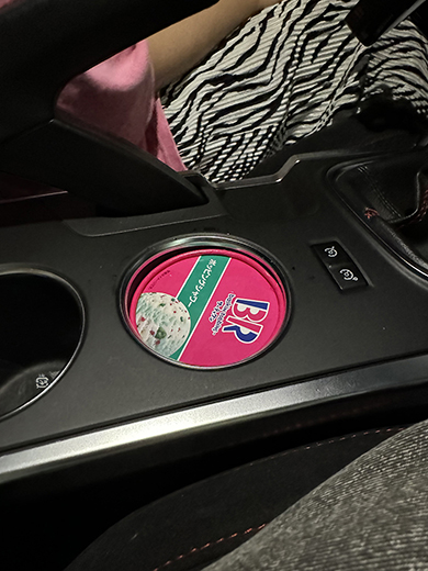 ドライブ中にアイスを買った結果……