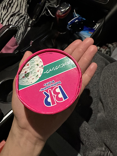 ドライブ中にアイスを買った結果……