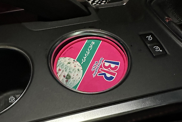 ドライブ中にアイスを買った結果……