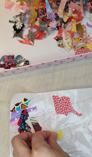 下書きしたシートにハギレを貼る