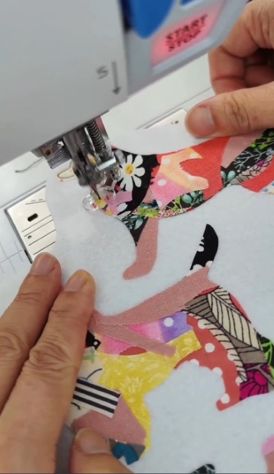 切り取ったシートの端をミシンがけ