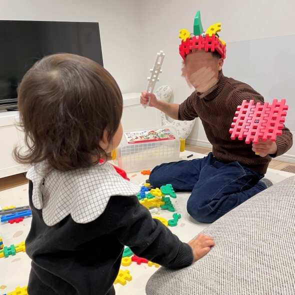 オモチャで遊ぶ夫