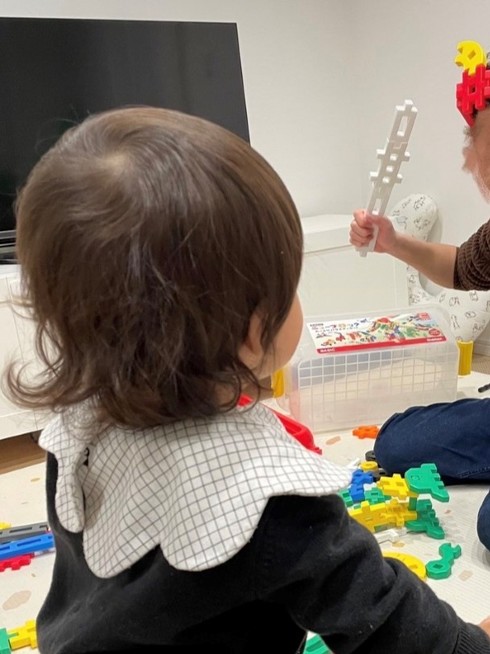 父と遊ぶ男の子