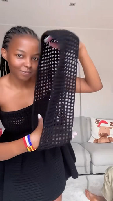 かぎ編みで編んだワンピースとオフショルダーパーツ