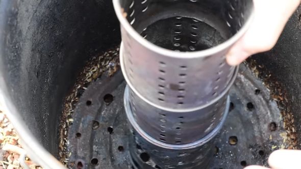 ぬかくど用のペール缶中央に燃焼筒を設置