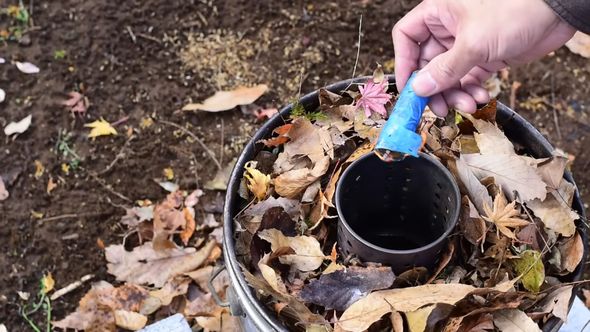自作のぬかくどに着火剤を投入