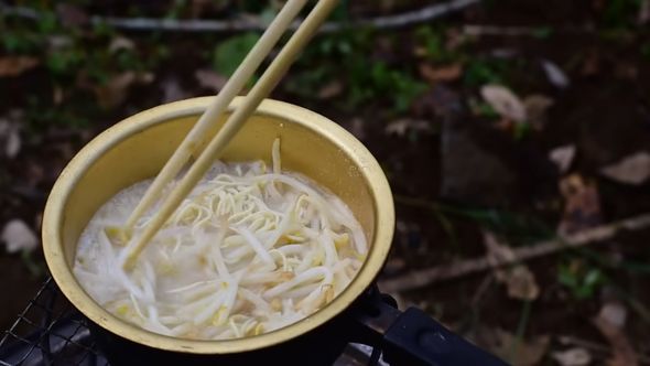 ウッドストーブ内の落ち葉を燃料にして鍋を加熱
