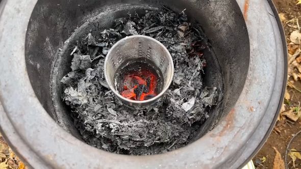 燃え尽きたウッドストーブ内の落ち葉