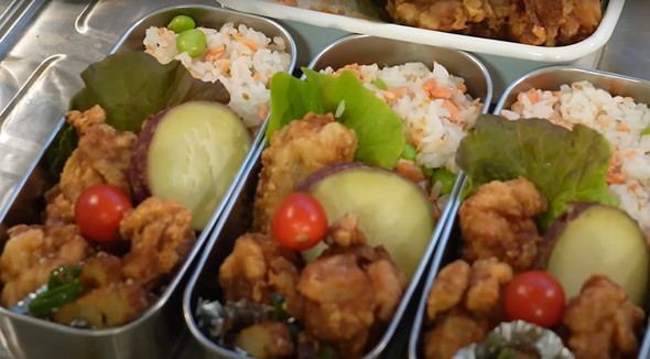 大家族ママの出勤前弁当作り