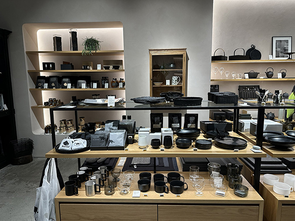 黒いアイテムを集めた店が話題