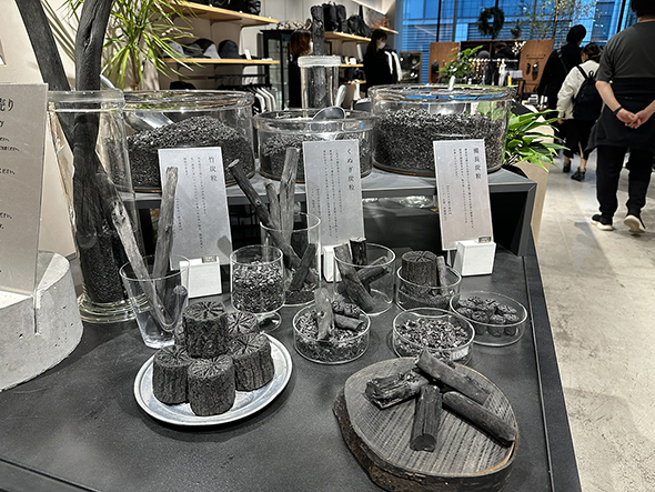 黒いアイテムを集めた店が話題