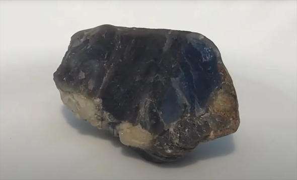 石から宝石を磨きだす（サファイア）