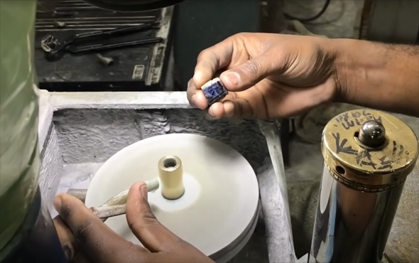 石から宝石を磨きだす（サファイア）