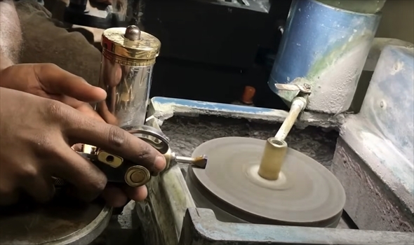 石から宝石を磨きだす（サファイア）