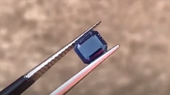 石から宝石を磨きだす（サファイア）