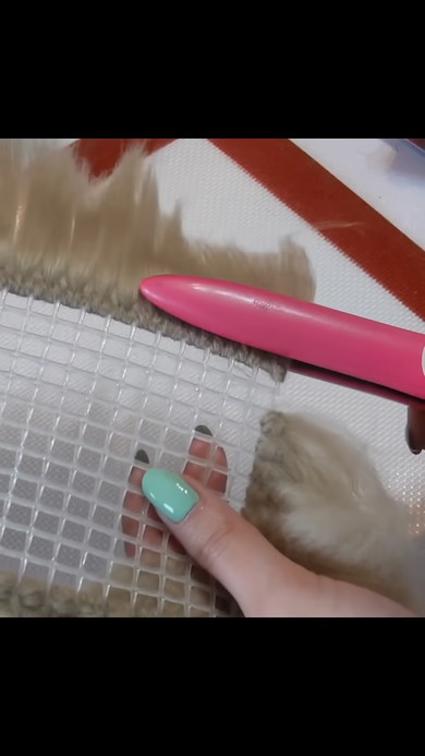 毛糸をアイロンで伸ばす