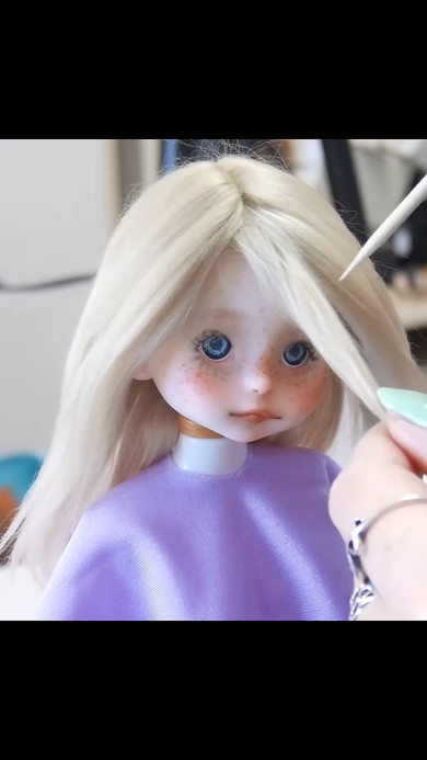 髪を取り付けられるドール