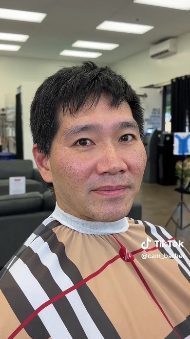 髪を切る前の男性