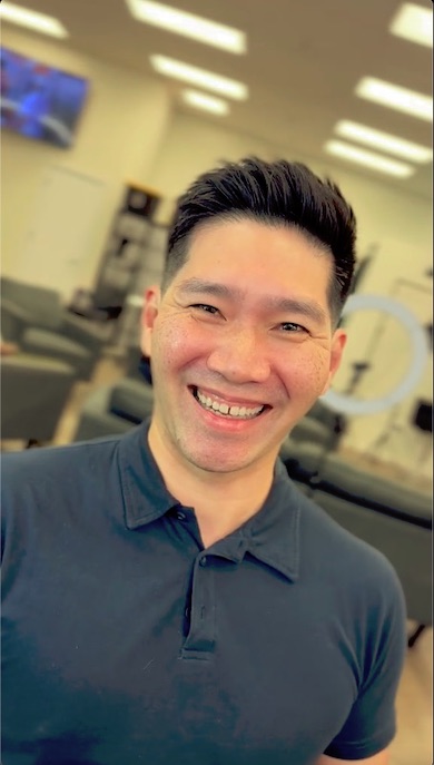 笑顔を浮かべる男性