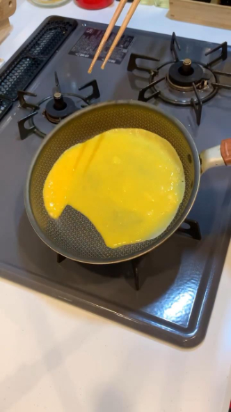 薄く油をひいて薄く卵を焼く